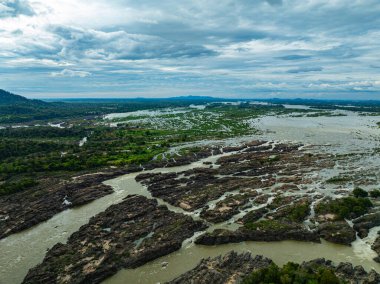 Champasak Eyaleti 'nde yer alan Li Phi Şelaleleri Mekong akışının tüm genişliğini bloke ederek çalkantılı akıntılar ve katmanlı damlalar oluşturarak Mekong Nehri' nin ham gücünü gözler önüne seriyor..