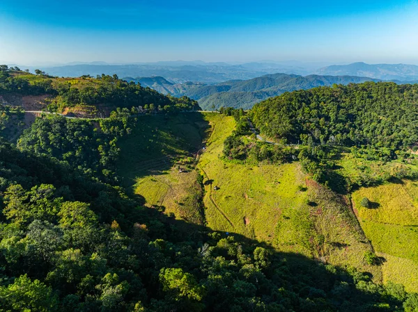 Nan dağ tepe yolunun insansız hava aracı görüntüsü, engebeli tepeler boyunca uzanan yüksek bir otoyol, seyahat ve turizm için nefes kesici hava manzarası sunuyor.