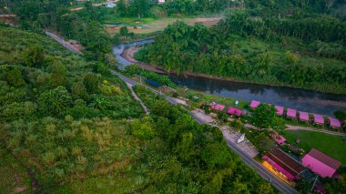 Manzaralı, dolambaçlı bir yol yemyeşil tepeler boyunca uzanır ve sıcak bir gündoğumu altında katmanlı dağlar, barışçıl ve ilham verici bir kırsal alan yaratır. Yolculuk, macera ve yolculuk için mükemmel.