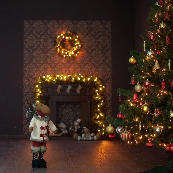 圣诞室内有壁炉和花圈 — 图库照片