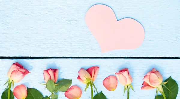 Pembe kalp ve parlak güller