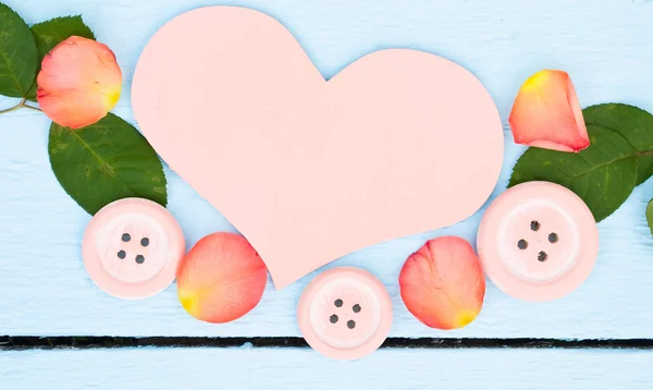 Pembe kalp ve parlak güller