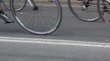 Bir kalabalık kaldırımda Binme Bisiklet soldan sağa.