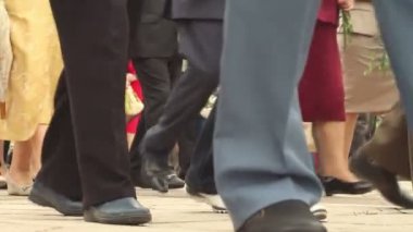 Anonim kalabalık soldan sağa çiçekler ile dönüyor