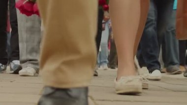 Anonim kalabalık doğrudan kameraya dönüyor