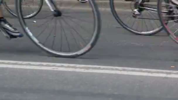 Kerumunan pengendara sepeda berkuda di trotoar kiri ke kanan . — Stok Video