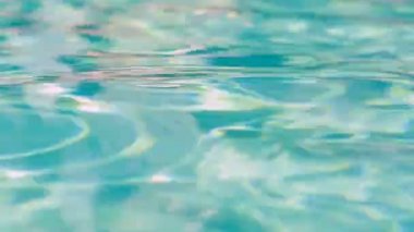 Havuz mavi dalgalar.