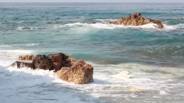 Crash falach na skały w Morzu Śródziemnym — Wideo stockowe