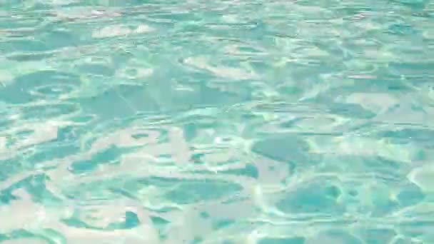 Ringar på vattnet i poolen. Visa vinkel på 45 grader — Stockvideo