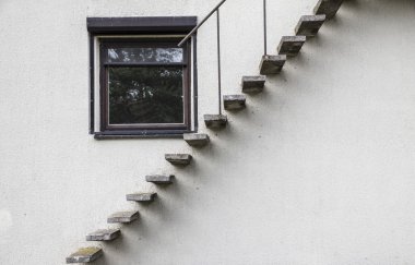 Merdiven ve pencere ile Wihite duvar