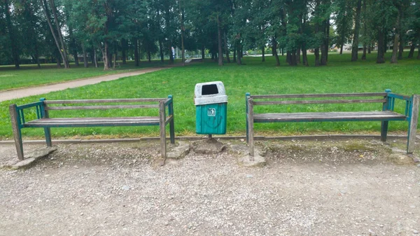 Sinal bin reciclagem no parque — Fotografia de Stock
