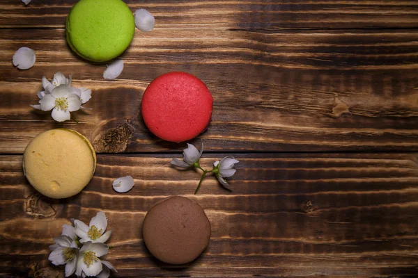 Ahşap bir masa üzerinde renkli macaroons