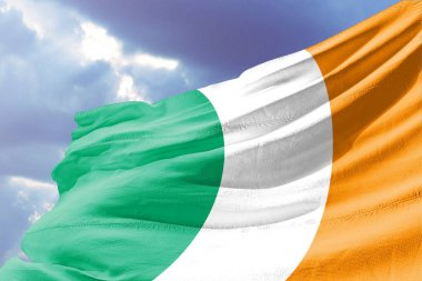Güzel rüzgarda dalgalanan İrlanda ulusal bayrağı.