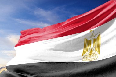 Mavi gökyüzüne doğru dalgalanan Mısır bayrağı, 3 boyutlu görüntüleme, 3 boyutlu kırpma yolu maskesi. şeffaflık