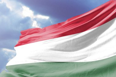 Güneşli mavi gökyüzünde rüzgarda dalgalanan hungary bayrağı. yüksek kaliteli resimleme.