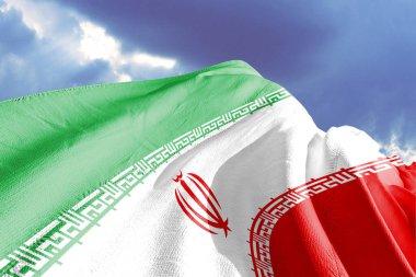 iran bayrağı sallayarak