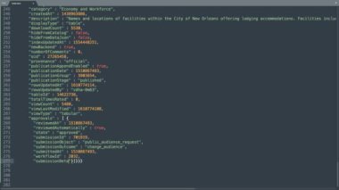 Json Programlama Dili Kaynak Kod Yazma Efekti. Json Programcısı Ticker Renkli Komuta Düzenleyici Ekranı. Ağ Geliştirme Teknoloji Eğitimi. Koyu mavi arka plan. Mavi Leylak Sarı Turuncu Renk Vurgulaması. 