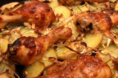 Izgara Yemek İksiri. Lezzetli mangal yemeği. Patates ve soğanlı kızarmış bacak..