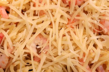 Dolu yemek arkaplanı. Yumurta kızartılmış makarna, karides ve parmesan peynirli..