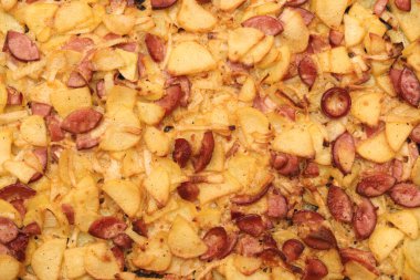 Sosisli ve soğanlı ızgara patates dilimleri. Kızarmış patates ızgara öğle yemeği geçmişi. Barbekü dokusu dolduruluyor.