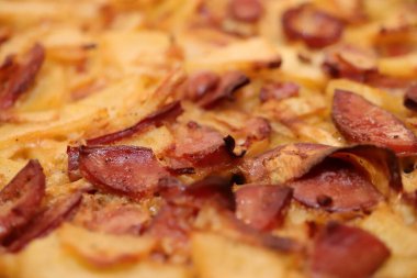 Sosisli ve soğanlı ızgara patates dilimleri. Kızarmış patates ızgara öğle yemeği geçmişi. Barbekü dokusu dolduruluyor.