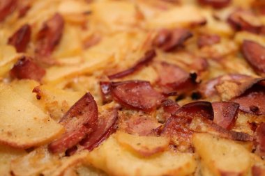 Mangal mantarı dokusunu dolduruyorum. Sosisli ve soğanlı ızgara patates dilimleri. Kızarmış patates ızgara öğle yemeği geçmişi.