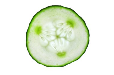 İzole edilmiş salatalık dilimi. Taze sebze..