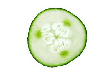 İzole edilmiş salatalık dilimi. Taze sebze..