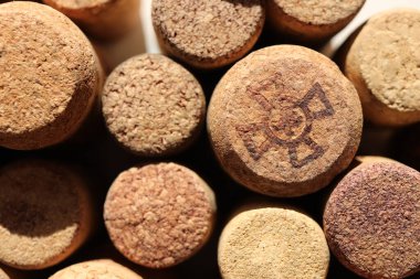 Bir sürü mantar deseni şişesi arka planda kalmış. Çapraz sembol.