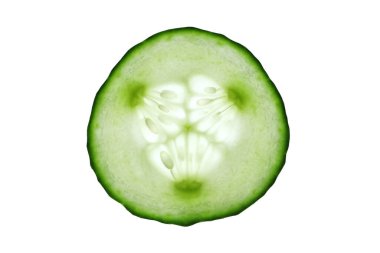 İzole edilmiş salatalık dilimi. Taze sebze..