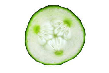 İzole edilmiş salatalık dilimi. Taze sebze..