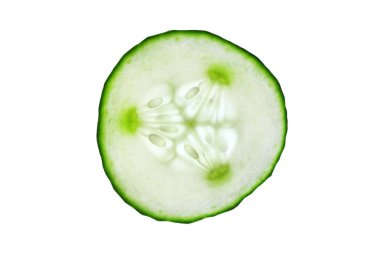 İzole edilmiş salatalık dilimi. Taze sebze..