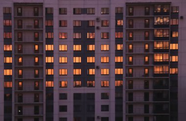 Turuncu gökyüzü yansıması olan ev cephesi