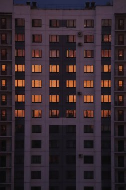 Turuncu gökyüzü yansımalı ev cephesi