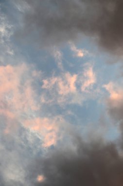 Mavi gökyüzü arka planında pembe bulutlar. Doğa cenneti atmosfer dokusu.