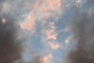 Doğa cenneti atmosfer dokusu. Mavi gökyüzü arka planında büyük bulutlar.