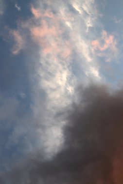 Mavi gökyüzü arka planında pembe bulutlar. Doğa cenneti atmosfer dokusu.