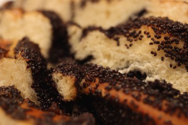 Tatlı haşhaşlı çörek dilimleri. Makro yakın plan. Arka plan dolduruluyor.