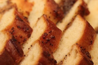 Haşhaş ve kuru üzümlü tatlı rulo çörek. Dolduruluyor. Makro yakın çekim.