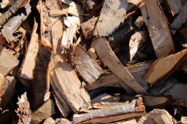 Arka planda bir sürü tahta parçası var. Birleştirilmiş huş ağacı parçaları..