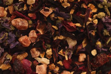 Birçok kuru çiçek arka planda. Bir sürü kuru kırmızı taç yaprağı dokusu. Dağınık çay deseni.