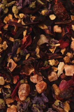 Bir sürü kuru kırmızı taç yaprağı dokusu. Dağınık çay deseni. Birçok kuru çiçek arkaplanı.