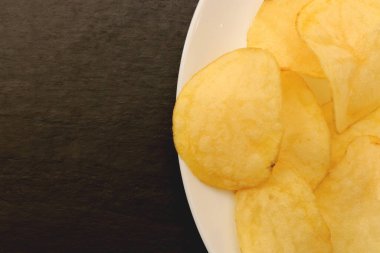 Siyah taş arka planda tabakta çıtır çıtır.