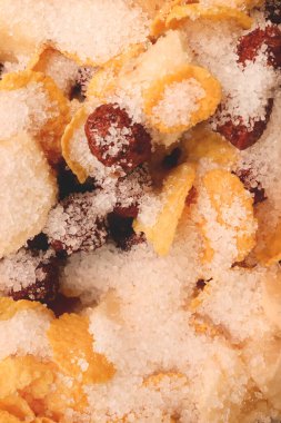 Çikolata toplu mısır gevreği dilimlenmiş muz ve şeker. Dolduruluyor. Makro yakın plan.