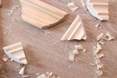 Yerde talaş kırıntıları olan bir tahta parçası var. Ahşap çalışma arka planı.