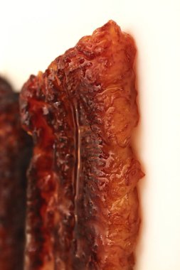 Muzlu karamelli kızartma lezzetli. Kahvaltılık gevrek çöl atıştırması. Kızarmış muz. Tatlı, doğal muz..