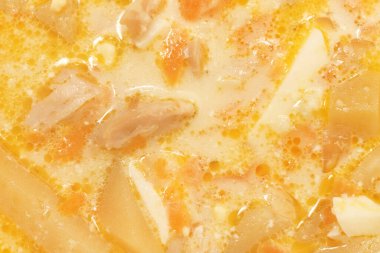 Arka planda yumurta dolu tavuk kremalı çorba. Sarı, lezzetli et suyu sosu. Sağlık portakal suyu yüzeyi. Akşam yemeği..