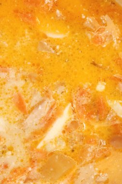 Sarı, lezzetli et suyu sosu. Sağlık portakal suyu yüzeyi. Akşam yemeği. Arka planda yumurta dolu tavuk kremalı çorba..