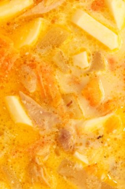 Akşam yemeği. Arka planda yumurta dolu tavuk kremalı çorba. Sarı, lezzetli et suyu sosu. Sağlık portakal suyu yüzeyi.