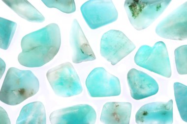 Işık yüzeyi arka planında Amazon mücevheri dokusu. İnce mineral çakıl taşları yaratıcı.